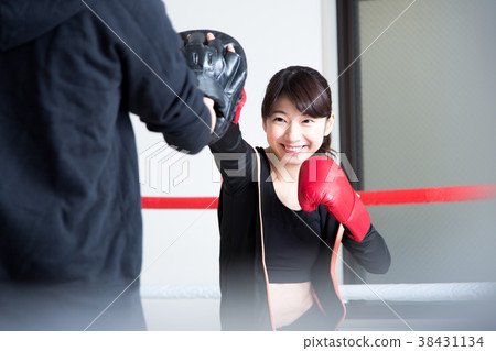 Young men and women (boxing) Young men and women (boxing) 38431134