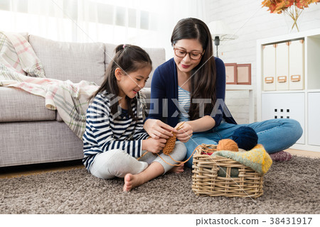 mom teaches her daughter knitting 38431917
