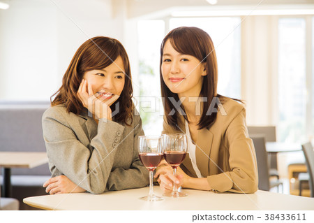 飲酒派對小女孩女商人 38433611