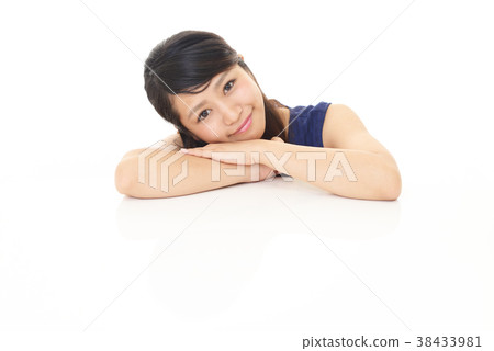 A smiling woman 38433981