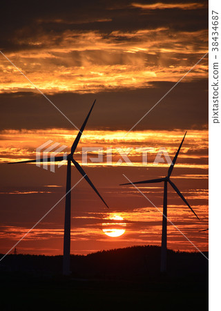 在傍晚的天空背景下拍攝北海道Es-町風力發電的風力渦輪機 38434687
