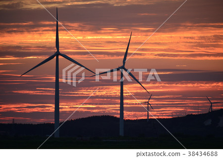 在傍晚的天空背景下拍攝北海道Es-町風力發電的風力渦輪機 38434688