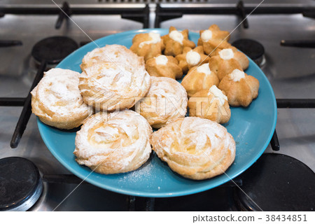 Cake profiteroles and Shu on a platter 38434851