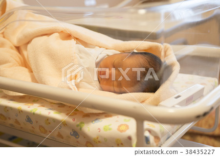 Born newborn Born newborn 38435227
