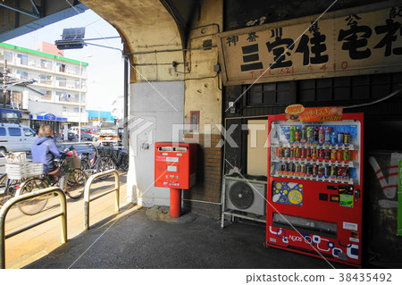2月橫濱鶴見線國道公路站地下通道走道 38435492