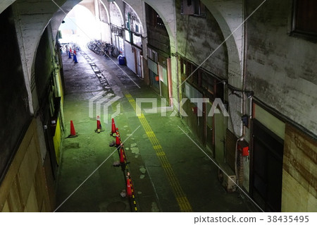 2月橫濱鶴見線國道公路站地下通道走道 38435495