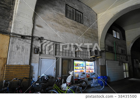 2月橫濱鶴見線國道公路站地下通道走道 38435500