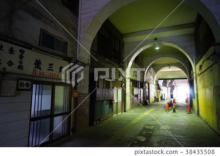 2月橫濱鶴見線國道公路站地下通道走道 38435508