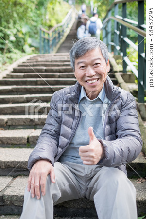 old man with health knee 38437295