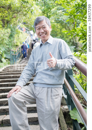 old man with health knee 38437299