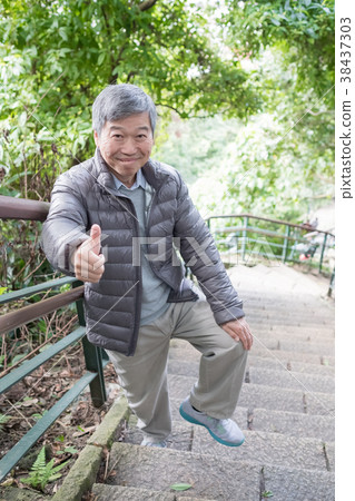 old man with health knee 38437303