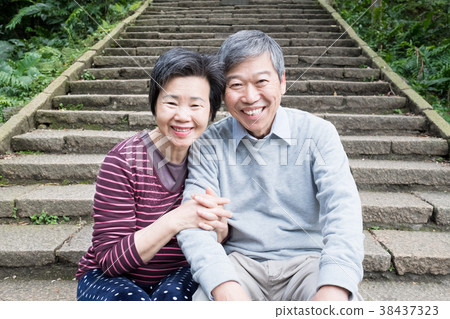 old couple smile happily 38437323