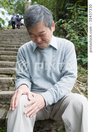 old man with knee problem 38437330