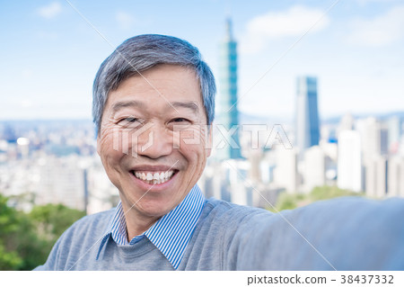 old man selfie happily old man selfie happily 38437332