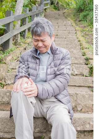 old man with knee problem 38437360