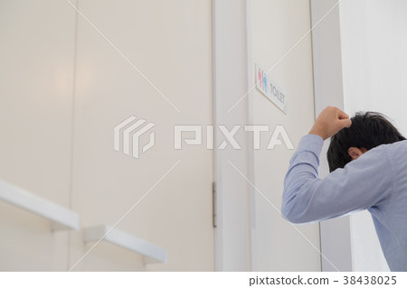 正趕往洗手間的男人 正趕往洗手間的男人 38438025