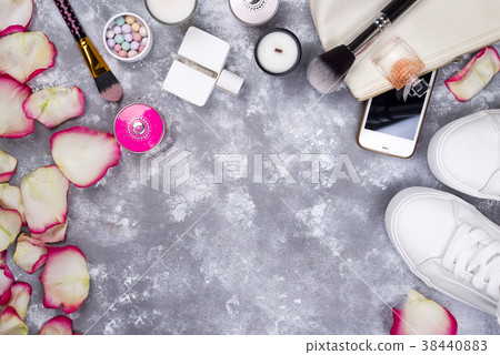 Bouquet of roses with cosmetics in perfume, phone 38440883