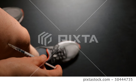 DOPING: Athlete takes an injection himself in a le 38444735
