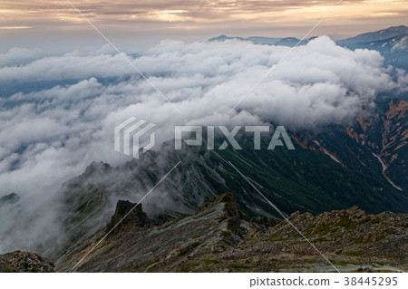 從Ashigatake山看到的暮光之城的Nishi-Ashionone陰雲密布的日落 從Ashigatake山看到的暮光之城的Nishi-Ashionone陰雲密布的日落 38445295