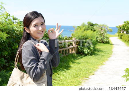 Smiling business woman 38445657