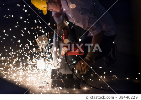 Worker use electric steel cutter machine. 38446229
