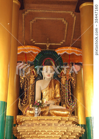在Shwedagon寺廟的緬甸式菩薩雕象。 2018年2月18日 在Shwedagon寺廟的緬甸式菩薩雕象。 2018年2月18日 38447160