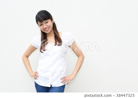 一個微笑的女人 38447325