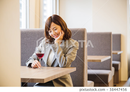 一個人一個小女人女商人 38447456