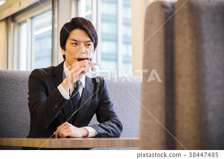 一個人一個小男人男性商人 38447485