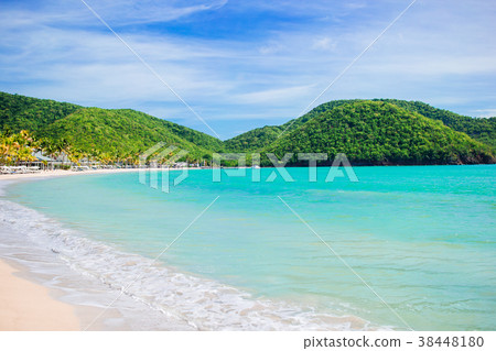 Idyllic tropical Carlisle bay beach with white Idyllic tropical Carlisle bay beach with white 38448180