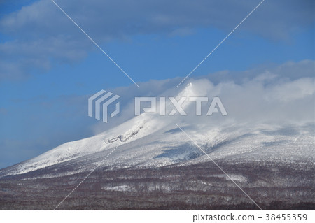 After the snowstorm, shoot a scene where the sword of Komagatake, Hokkaido, came out of the clouds with its sword 38455359