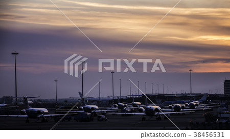 停泊的飛機在夕陽下閃耀 停泊的飛機在夕陽下閃耀 38456531