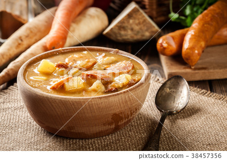 Wooden bowl of split pea soup 38457356