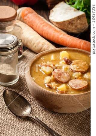 Wooden bowl of split pea soup 38457358