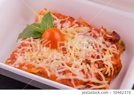 A lasagna meat under cheese parmesan 38462378