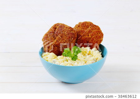 breaded burgers with potato salad 38463612