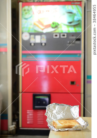 Nostalgic vending machine, toast vending machine. Finished toast 38464955