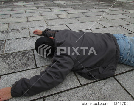 A fallen man 38467001