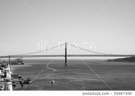 [Monochrome] Bridge on April 25 in Lisbon 38467306