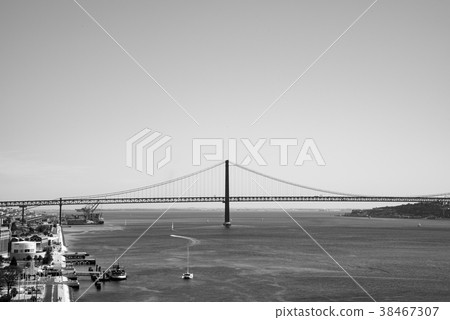 [Monochrome] Bridge on April 25 in Lisbon 38467307