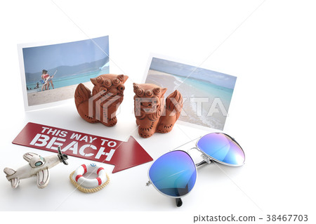 To the beach To the beach 38467703