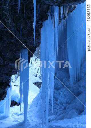 後視圖的瀑布的冰川 38468585