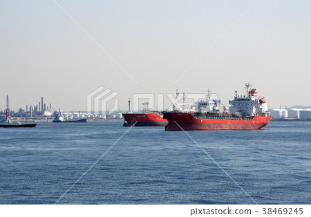 Tanker anchored in the seaside industrial area 38469245