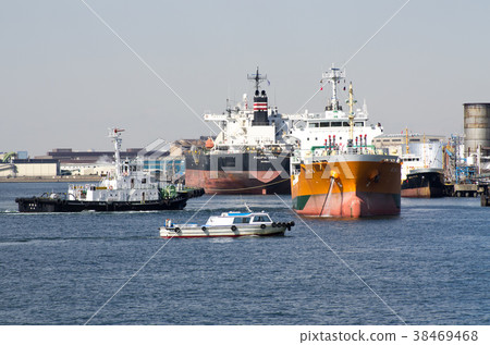 Ships working in the industrial zone 38469468