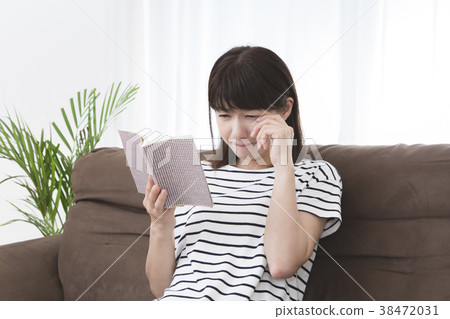 一名年輕女子閱讀和留下深刻印象 38472031