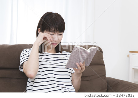 一名年輕女子閱讀和留下深刻印象 38472032