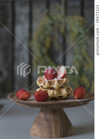 Strawberry waffles 38473322