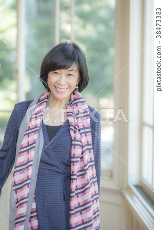 一個女人在窗口 38473383