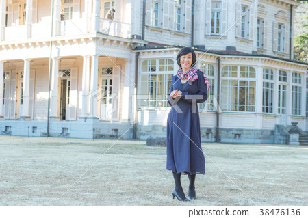 一個帶大陽台和一個女人的豪宅一個幸福的女人一個豪華的豪宅 一個帶大陽台和一個女人的豪宅一個幸福的女人一個豪華的豪宅 38476136