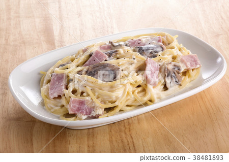 Carbonara spaghetti in plate on wooden background Carbonara spaghetti in plate on wooden background 38481893